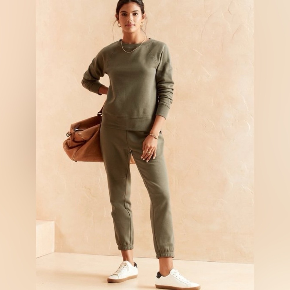 NWT! Banana Republic Women’s Olive Green Fleece Joggers - Size Small💕